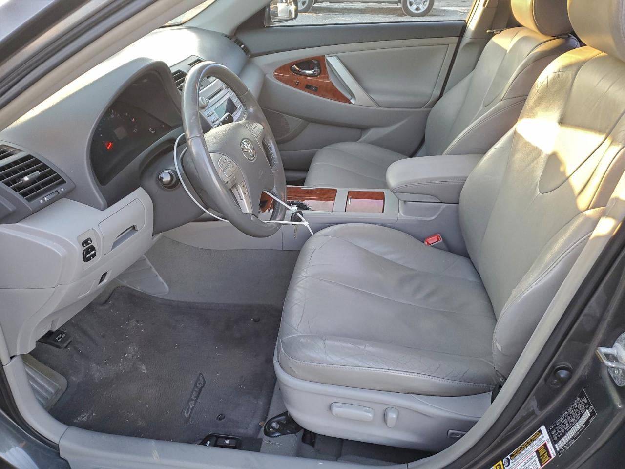 Toyota Camry Base Image 8