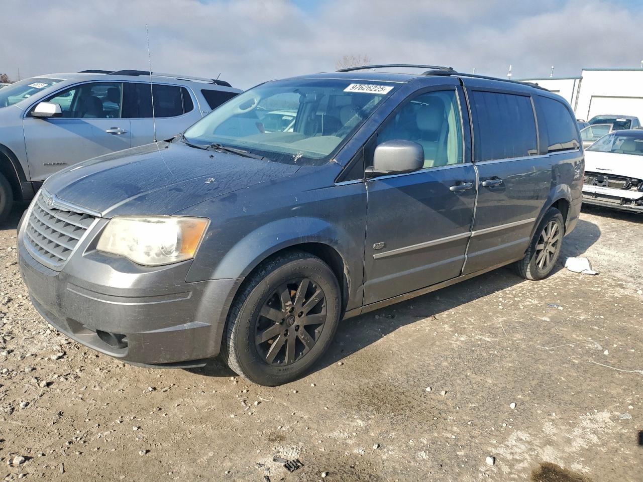 Chrysler Minivan Touring Image 1