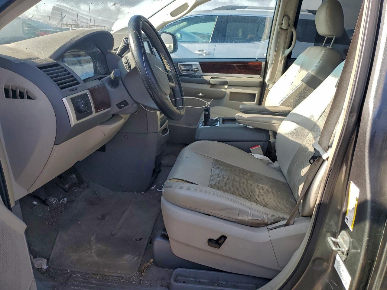 Chrysler Minivan Touring Image 8