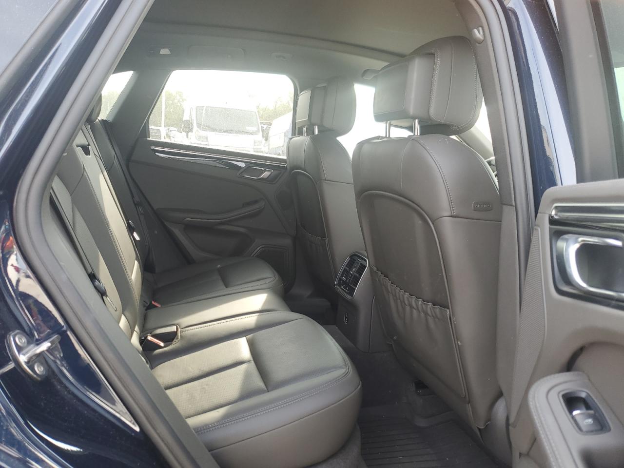 Porsche Macan S Image 12