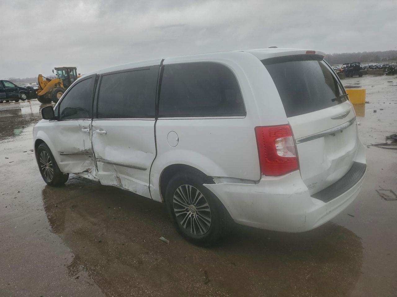 Chrysler Minivan S Image 2