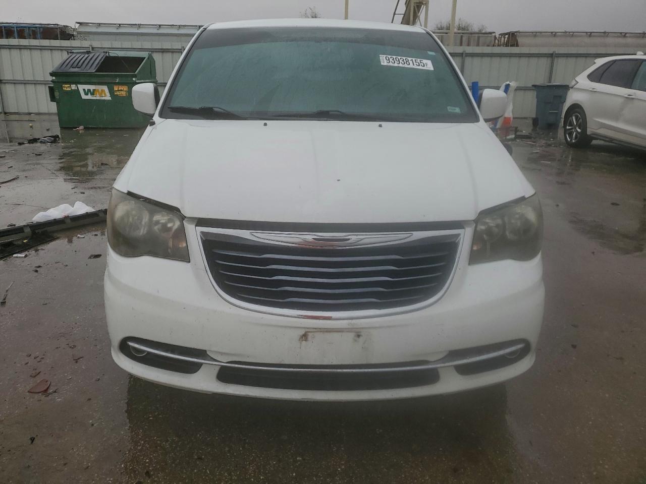 Chrysler Minivan S Image 3