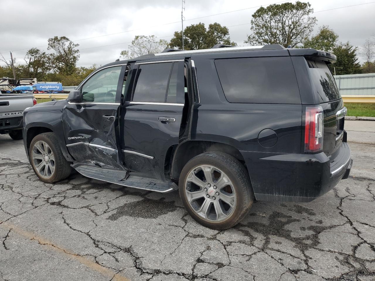 GMC Yukon Denali Image 13