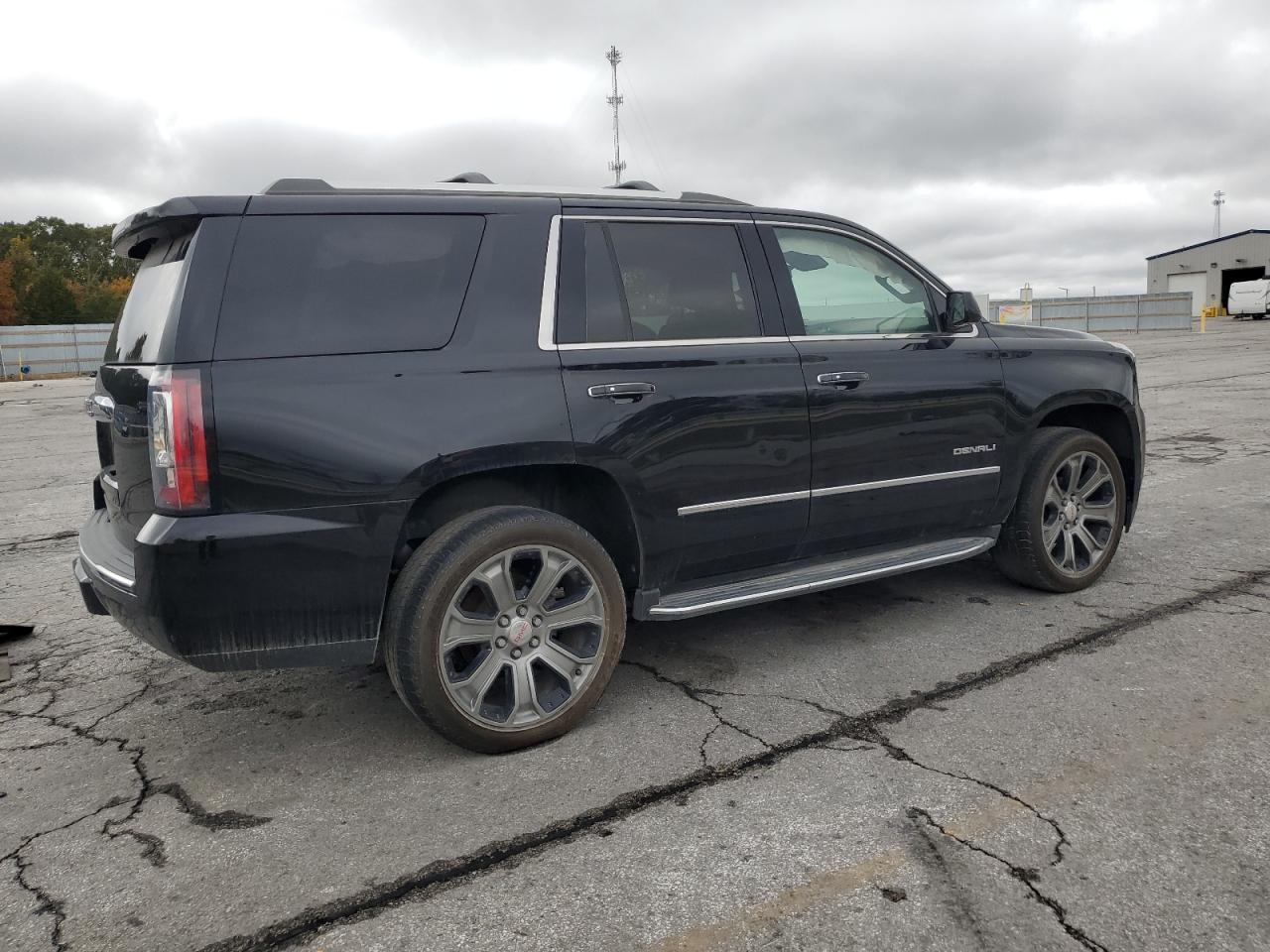 GMC Yukon Denali Image 12
