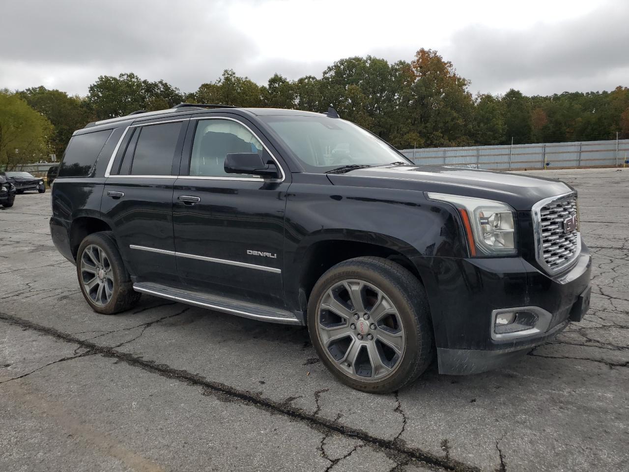 GMC Yukon Denali Image 11