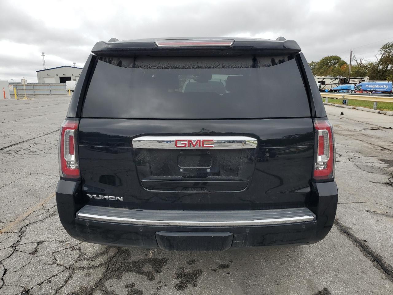 GMC Yukon Denali Image 7