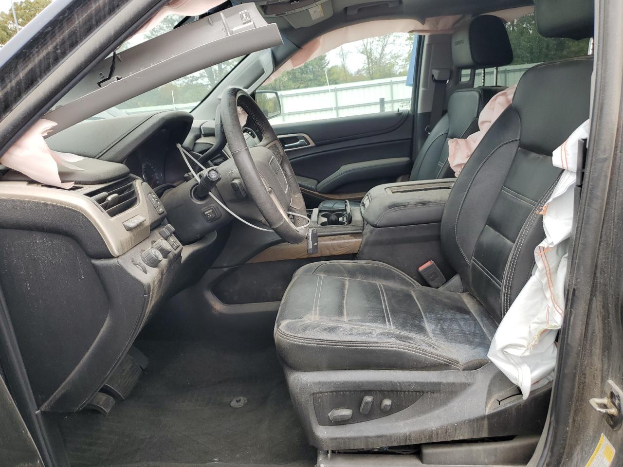 GMC Yukon Denali Image 3