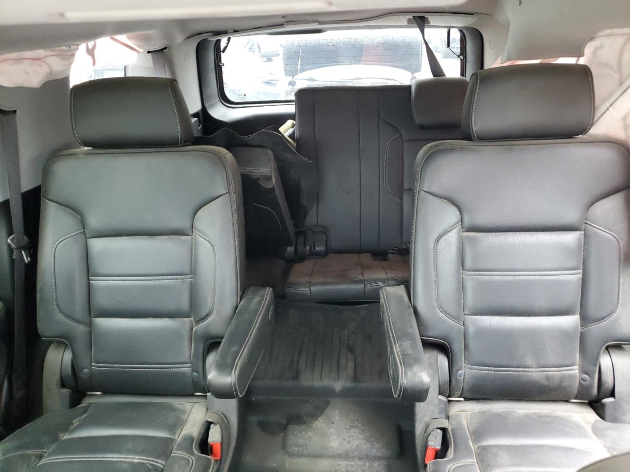 GMC Yukon Denali Image 5