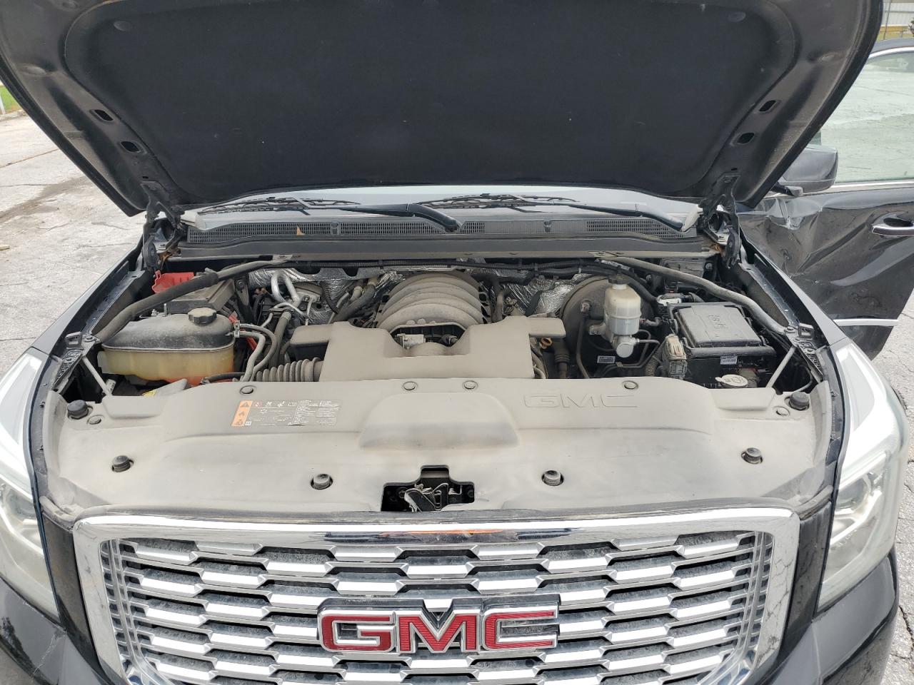 GMC Yukon Denali Image 9