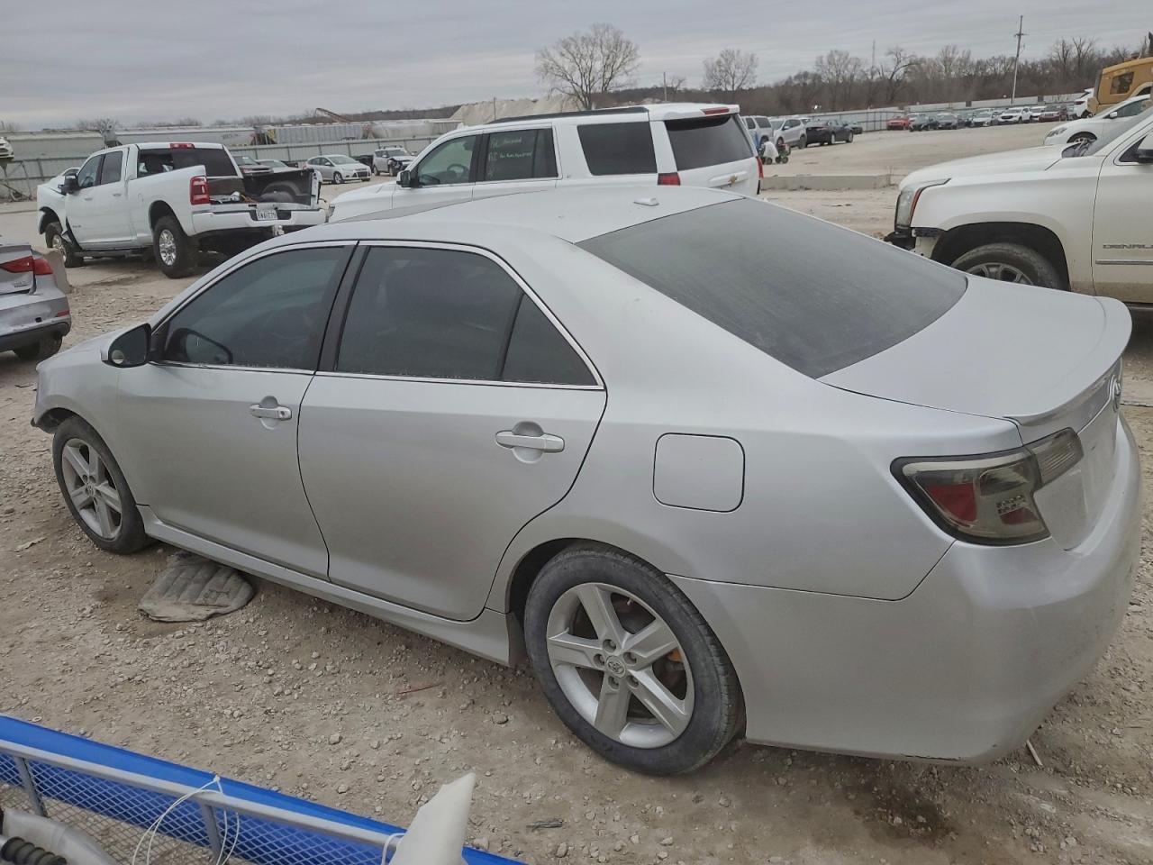 Toyota Camry Base Image 9