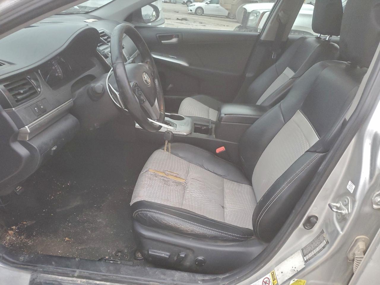 Toyota Camry Base Image 2