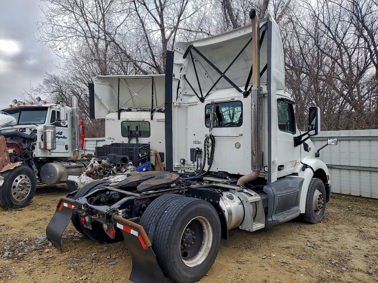 Peterbilt 579 Image 10