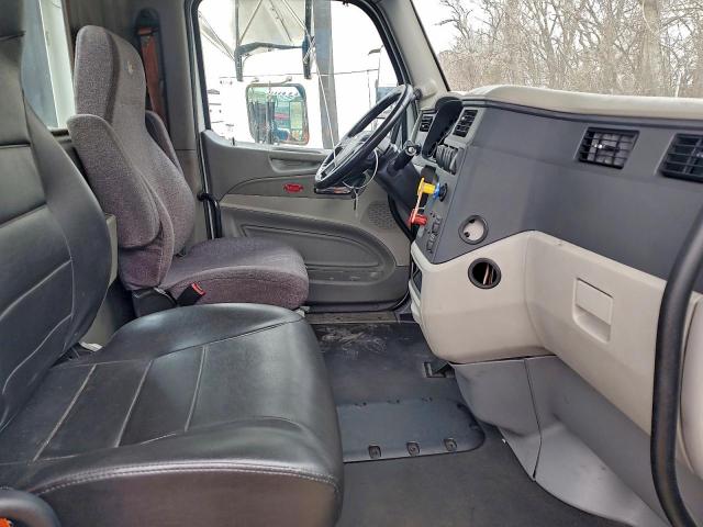 Peterbilt 579 Image 8