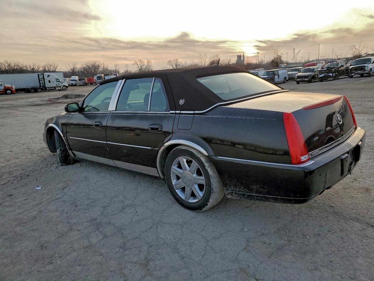 Cadillac DTS Image 10