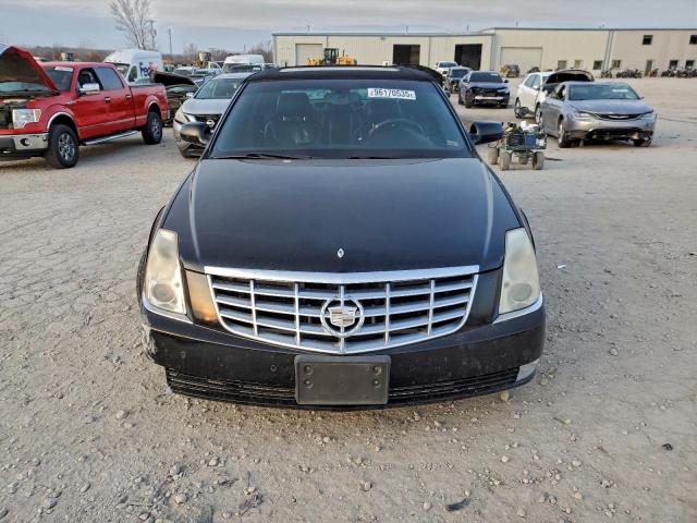 Cadillac DTS Image 7
