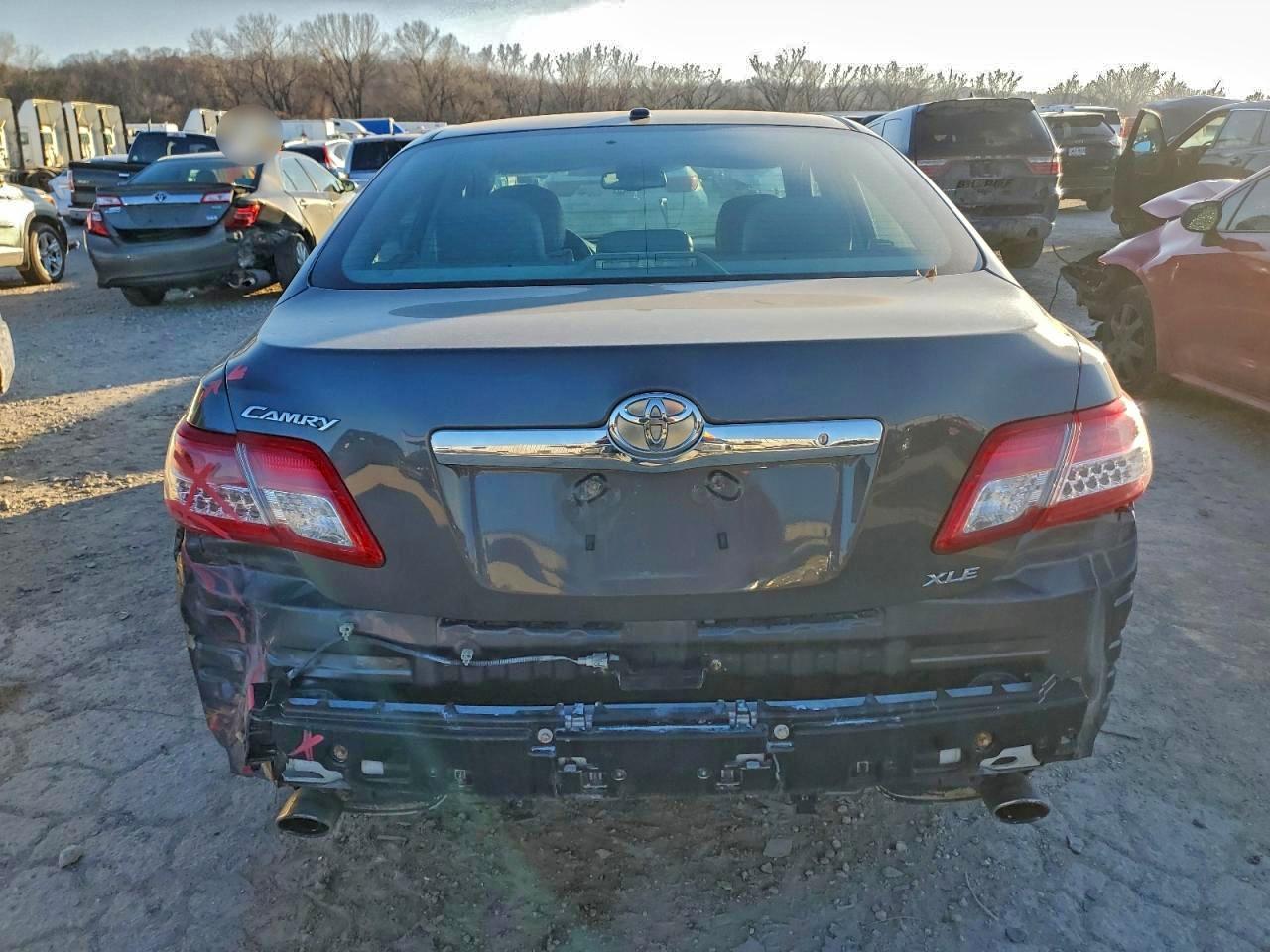 Toyota Camry Se Image 2