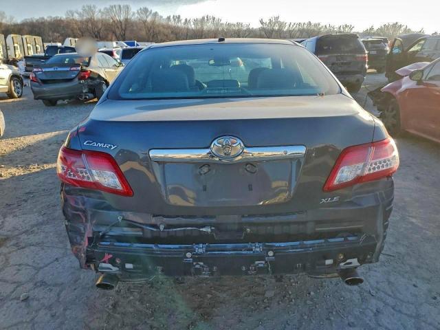 Toyota Camry Se Image 2