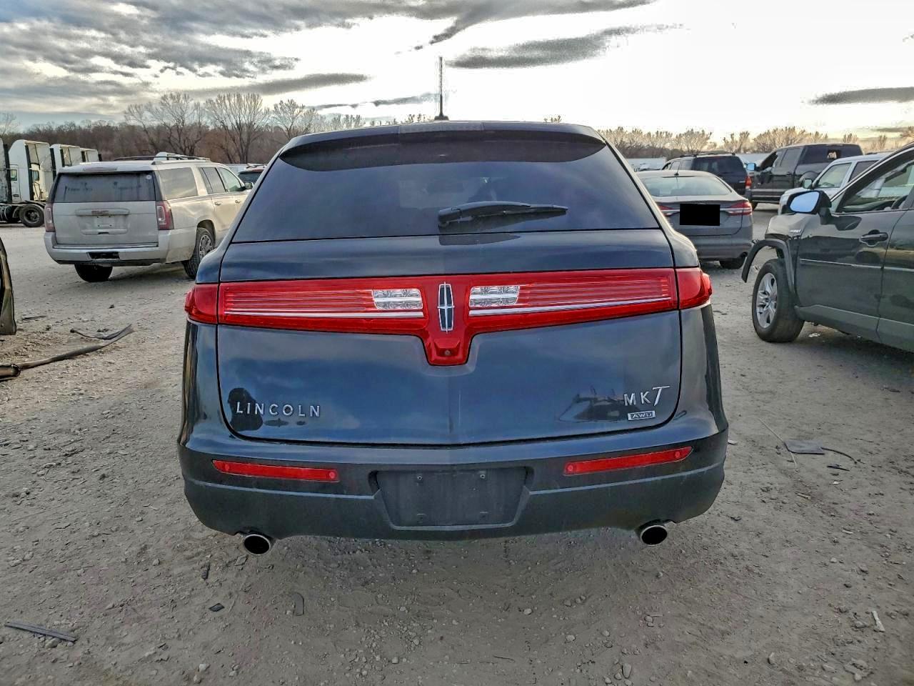 Lincoln MKT Image 12