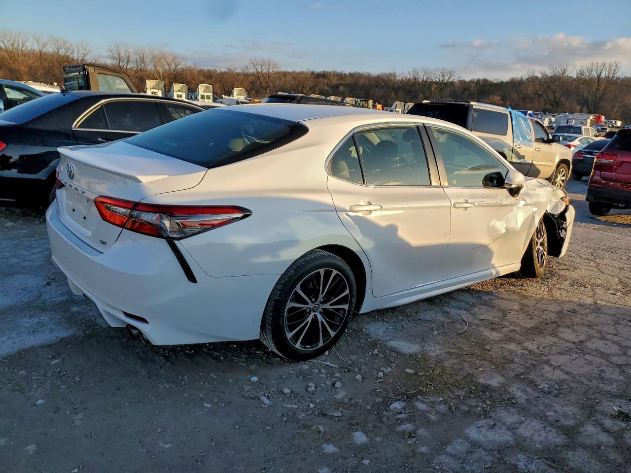 Toyota Camry L Image 2