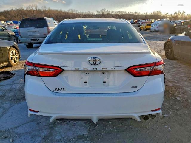 Toyota Camry L Image 10