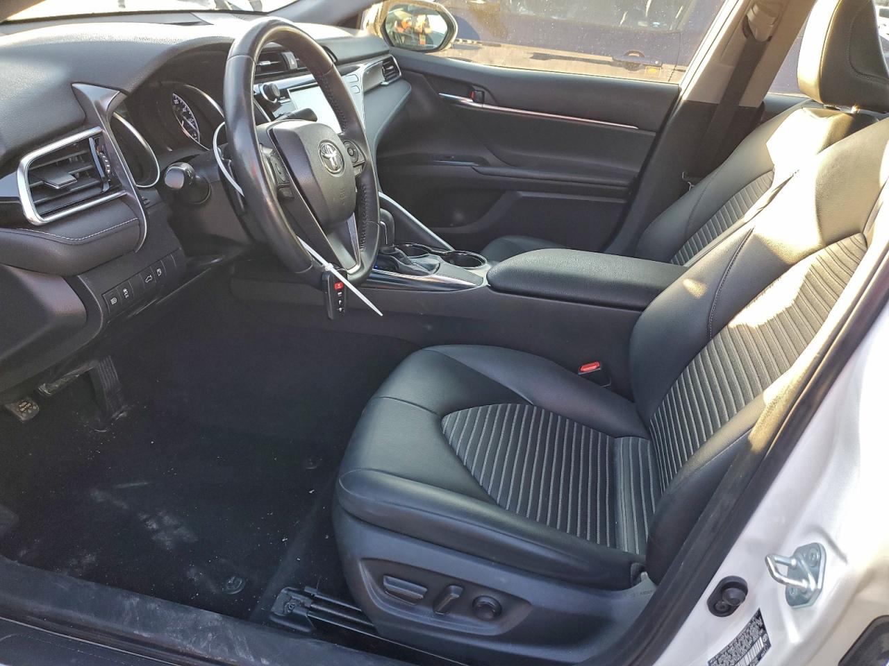 Toyota Camry L Image 5