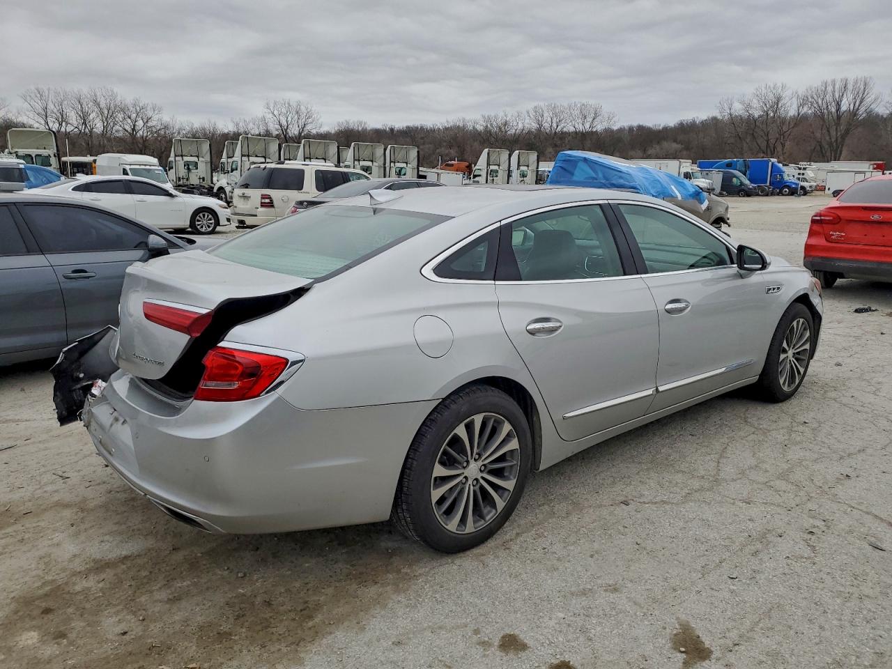 Buick LaCrosse Premium Image 2