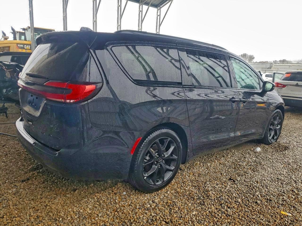 Chrysler Pacifica Limited Image 2