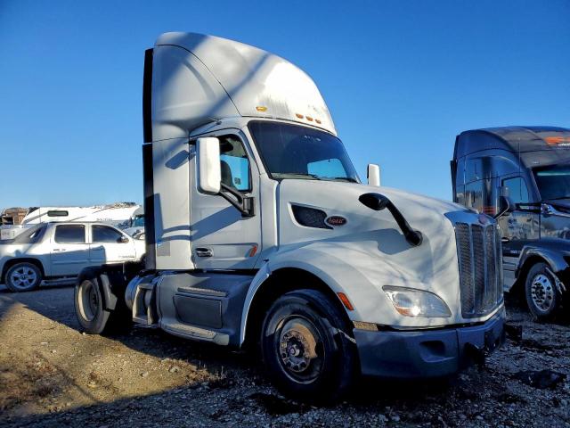  Salvage Peterbilt 579